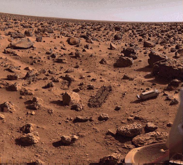 Panoramica del suolo di Marte, tracce dell'escavazione, contenitore abbandonato e piede della sonda Viking