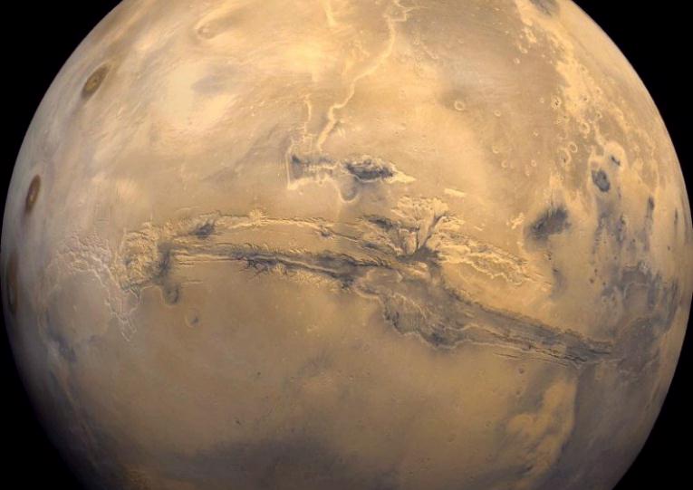 Il pianeta Marte attraversato dalla "Valle marineris"