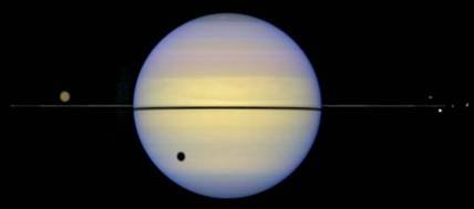 Saturno con gli anelli allineati ripreso dal telescopio Hubble