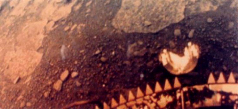 Prima foto a colori della superficie del pianeta Venera ripresa dalla sonda sovietica “Venera 13” nel 1982.