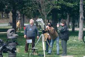 Giuliano mostra il sole con il binocolo 30x125
