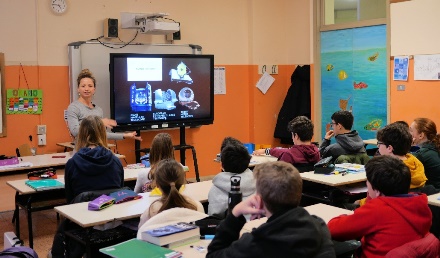 Arianna Cortesi,
professoressa all'Università di Rio de Janeiro (Brasile)
illustra ad una classe i telescopi
