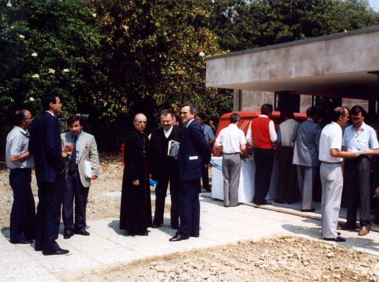 Le autorit in attesa all'ingresso
