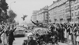 Gagarin tra ali di folla per le strade di Mosca