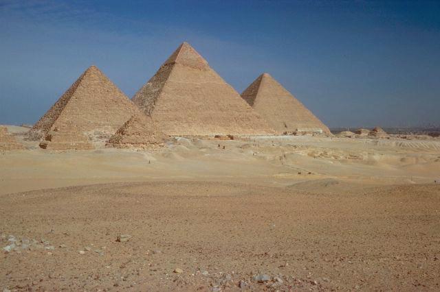La piana di Giza con le piramidi di Micerino, di Cheope, di Chefren ed altre, pi piccole.