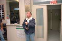 Stefano alle prese con lo  spumante